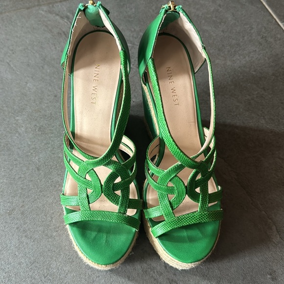 Nine West Green Platform Size 7.5- back platform 5”high- front platform 1”high - Picture 6 of 6